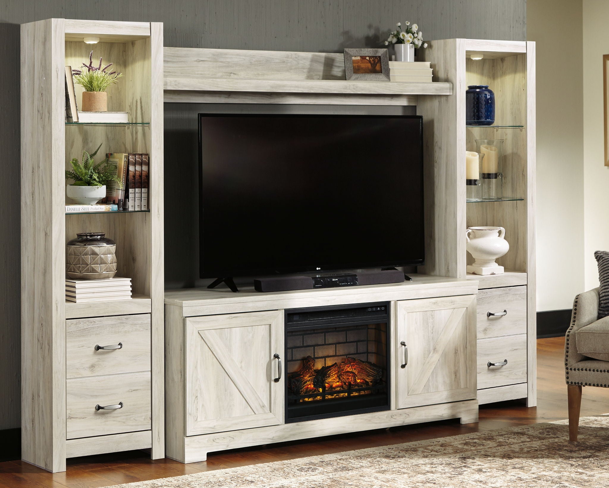 Bellaby - Centro de entretenimiento - Mueble para TV con inserto de chimenea de imitación de ladrillo refractario - Acabado blanqueado
